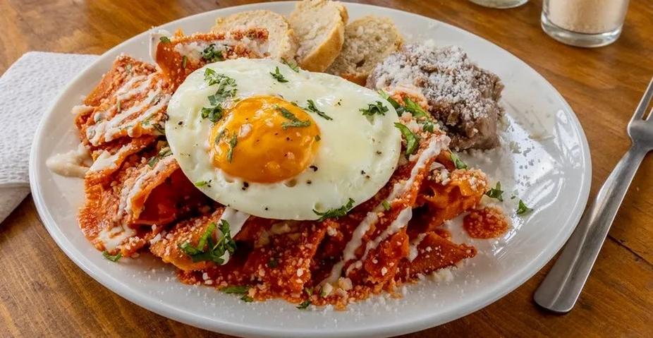 Scrambled eggs and bacon on a plate