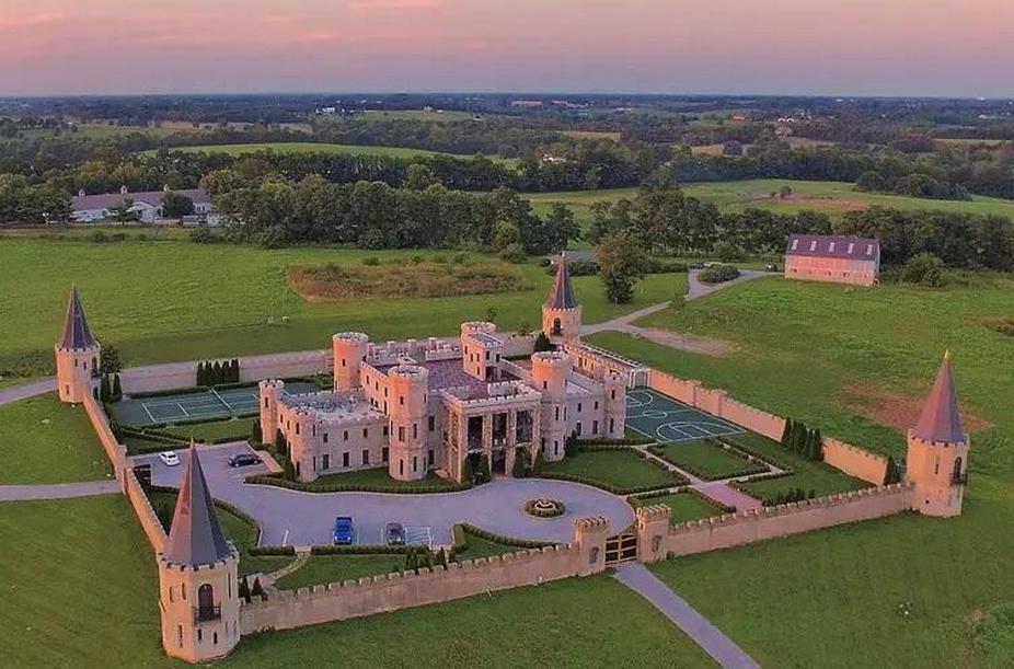 Restaurant in the form of a castle, top view